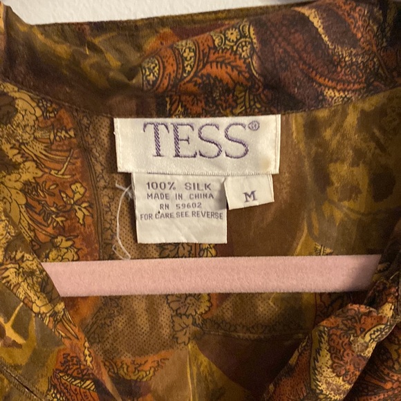 ⭐️ 2/$10 - Orange patterned button down - Picture 4 of 4